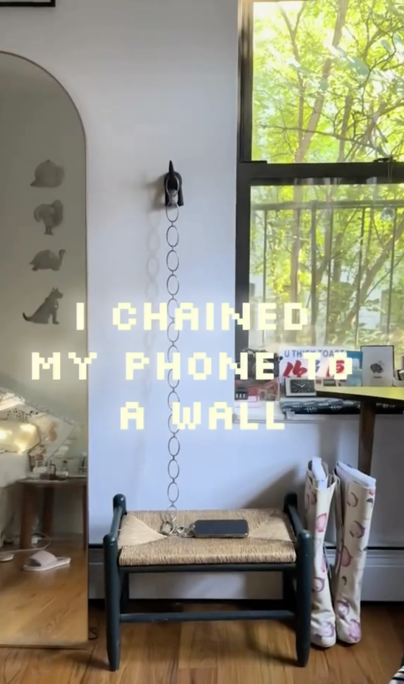 Enchaîner son iPhone au mur : un remède anti-écran ?